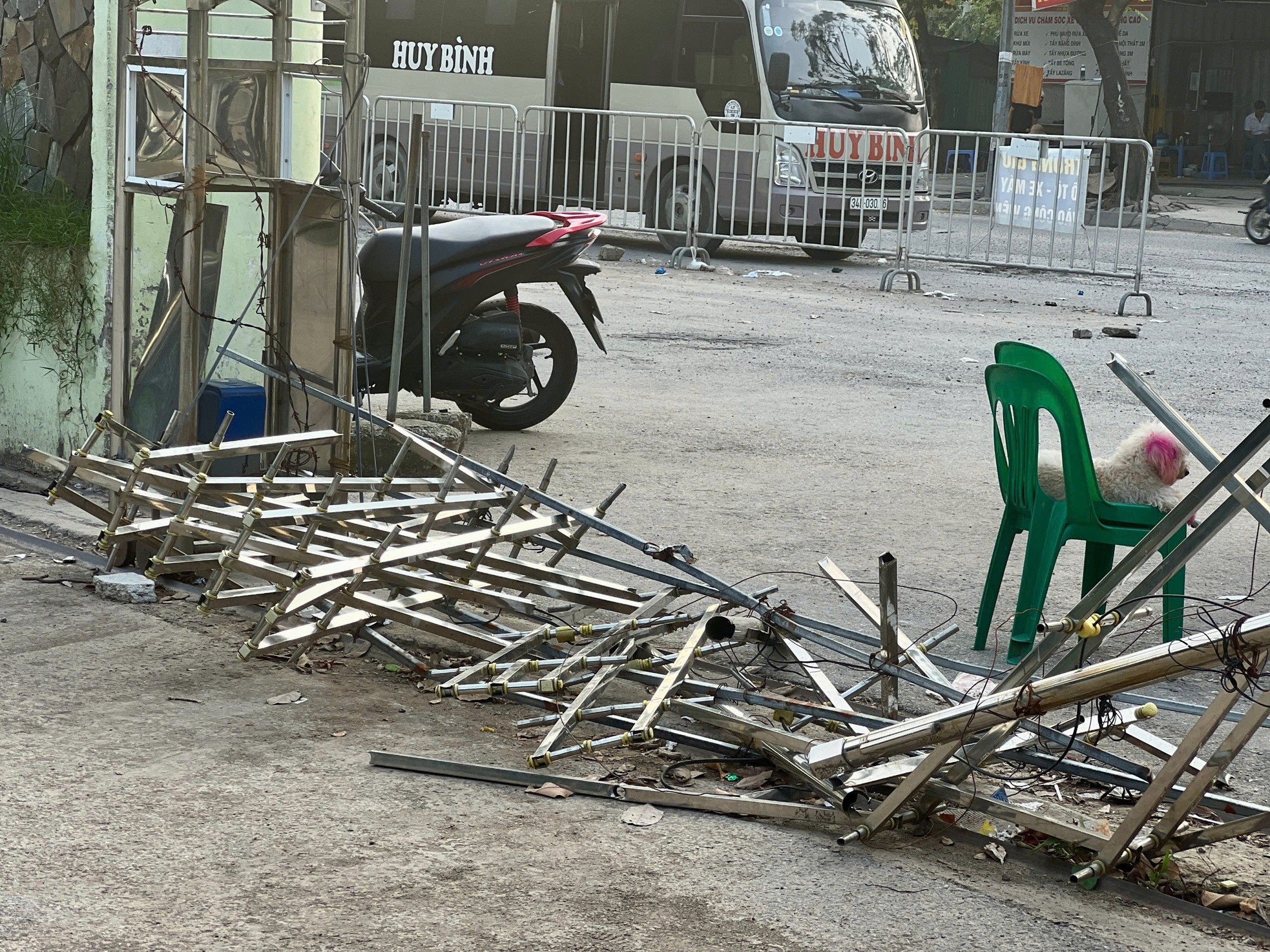 Dilapidated and degraded scenes at two large parks in Hanoi photo 1