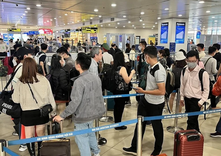 Die Zahl der am Flughafen Noi Bai ankommenden Passagiere ist seit gestern, dem 5. Februar, sprunghaft angestiegen. (Illustrationsfoto: Vietnam+)