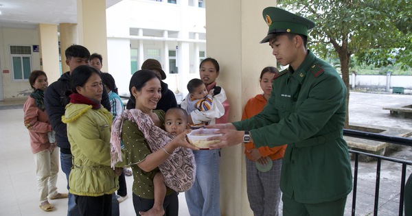 Nồi cháo ấm tiếp sức bệnh nhân của biên phòng La Lay