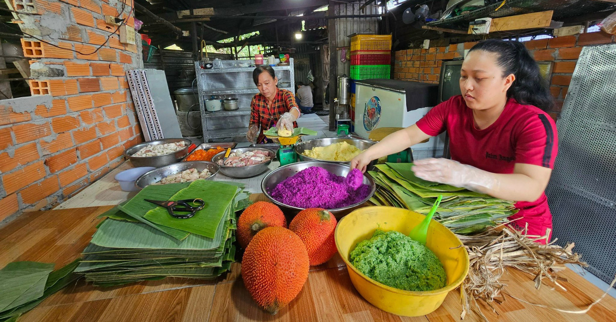 The famous 4-generation banh tet oven in Tay Do is burning day and night