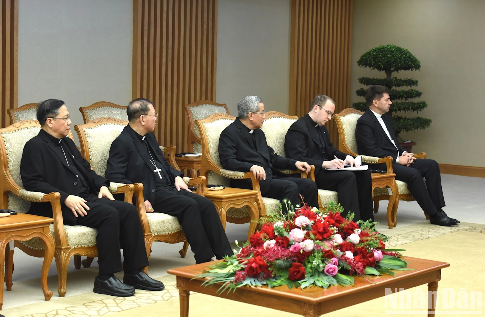 [Foto] El Primer Ministro Pham Minh Chinh recibe al Ministro de Asuntos Exteriores del Vaticano foto 6