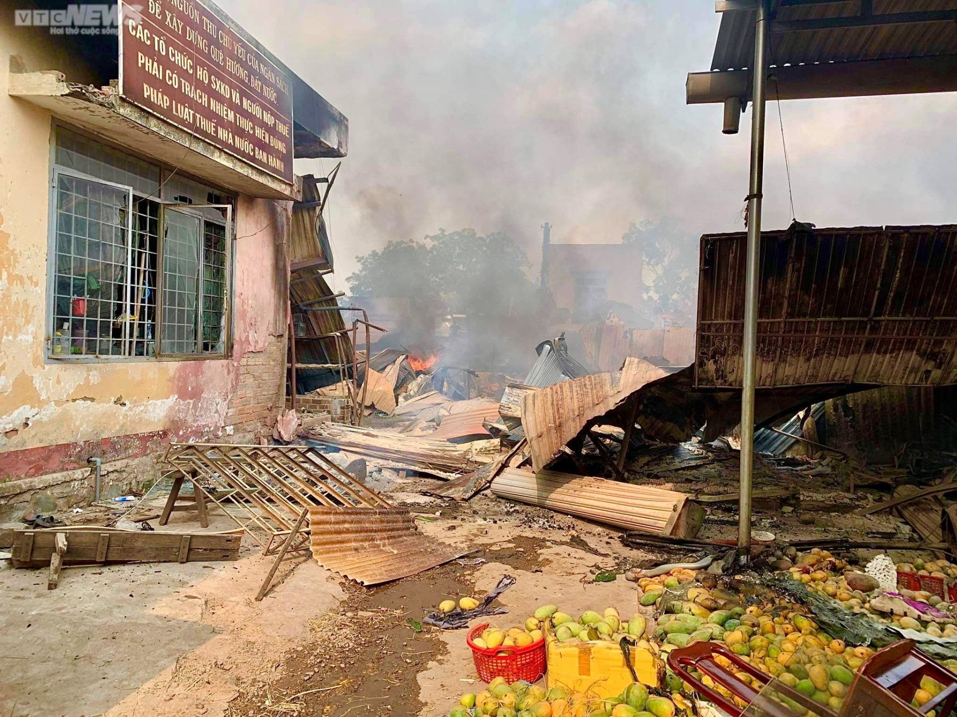 Ea Sup market devastated after fire, small traders cried watching their property burn down - 12