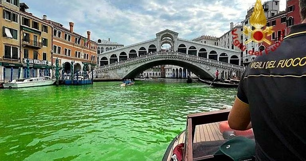 Nước kênh đào ở Venice bất ngờ đổi thành màu xanh huỳnh quang