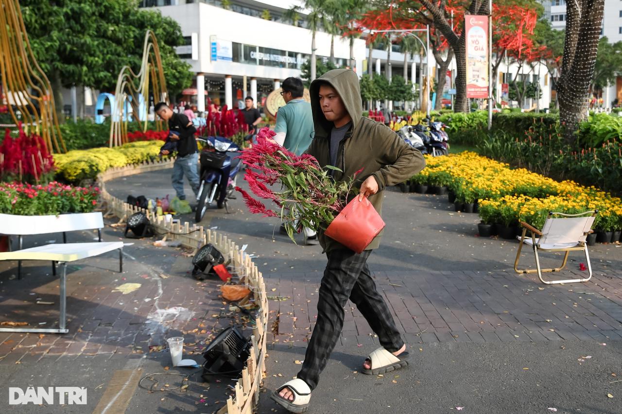 Đường hoa xuân khu nhà giàu Phú Mỹ Hưng trước giờ khai mạc - 7