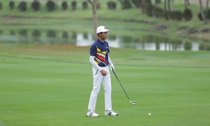 Khanh Hung sur le parcours par 72 de Garden City aux SEA Games 32. Photo : Équipe nationale de golf du Vietnam