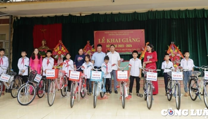 Lao Dong Newspaper accompanies students in mountainous areas to school