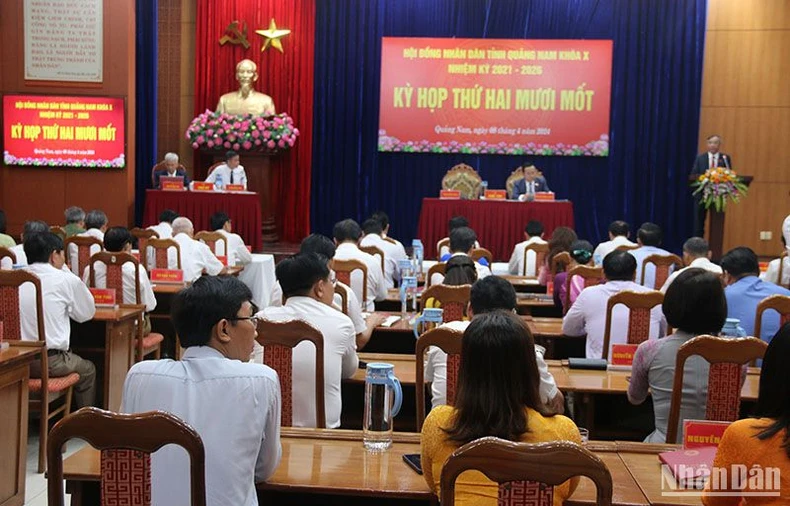 Entlassung des Vorsitzenden des Volksrates und des Volkskomitees der Provinz Quang Nam Foto 1