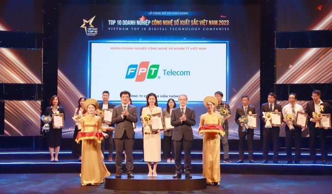 Ms. Do Xuan Anh - Communications Director of FPT Telecom Joint Stock Company received the award for Top 10 enterprises providing digital content and electronic entertainment. Photo: FPT Telecom