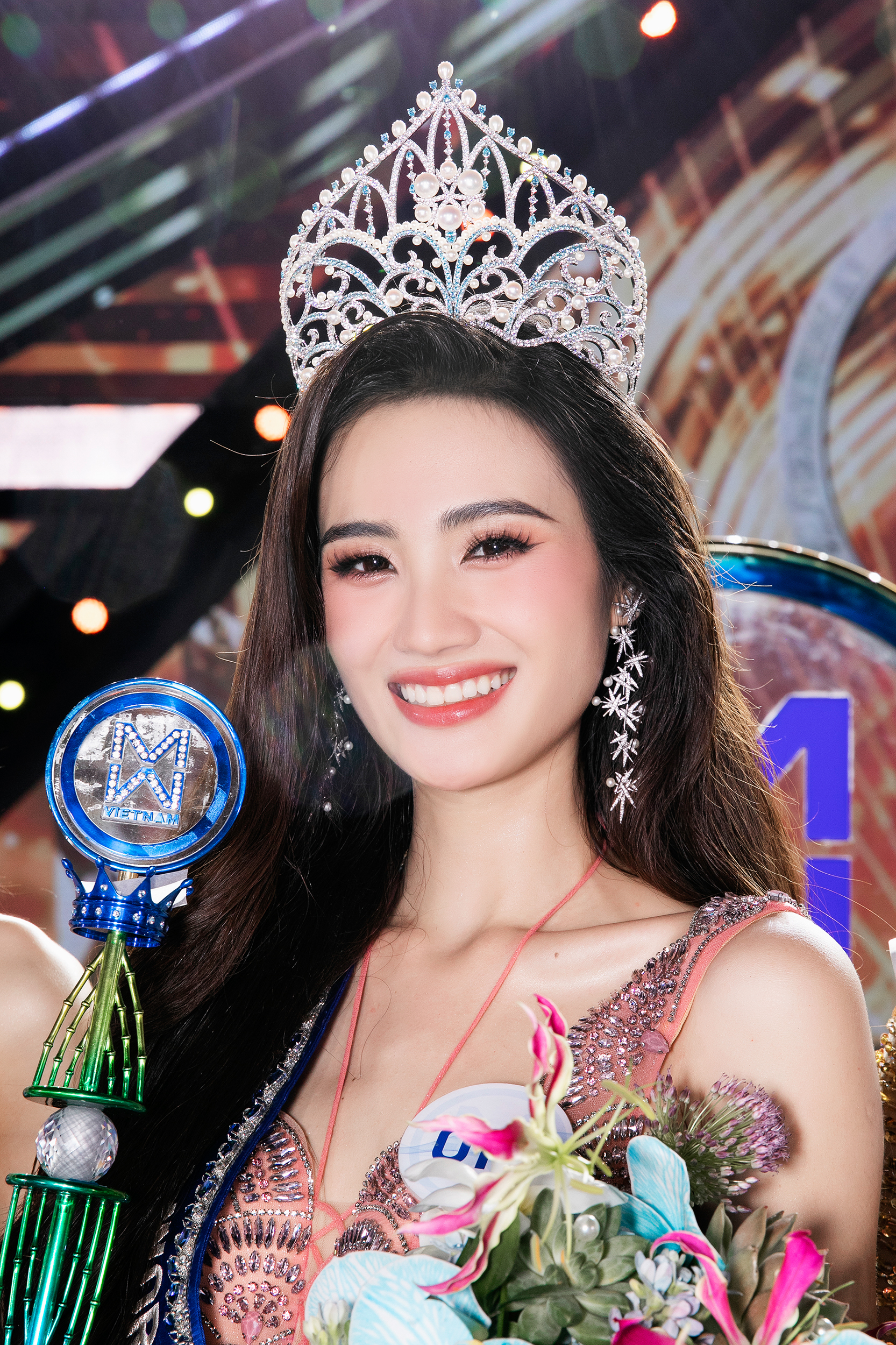 Tân Miss World Vietnam 2023 Huỳnh Trần Ý Nhi gây 