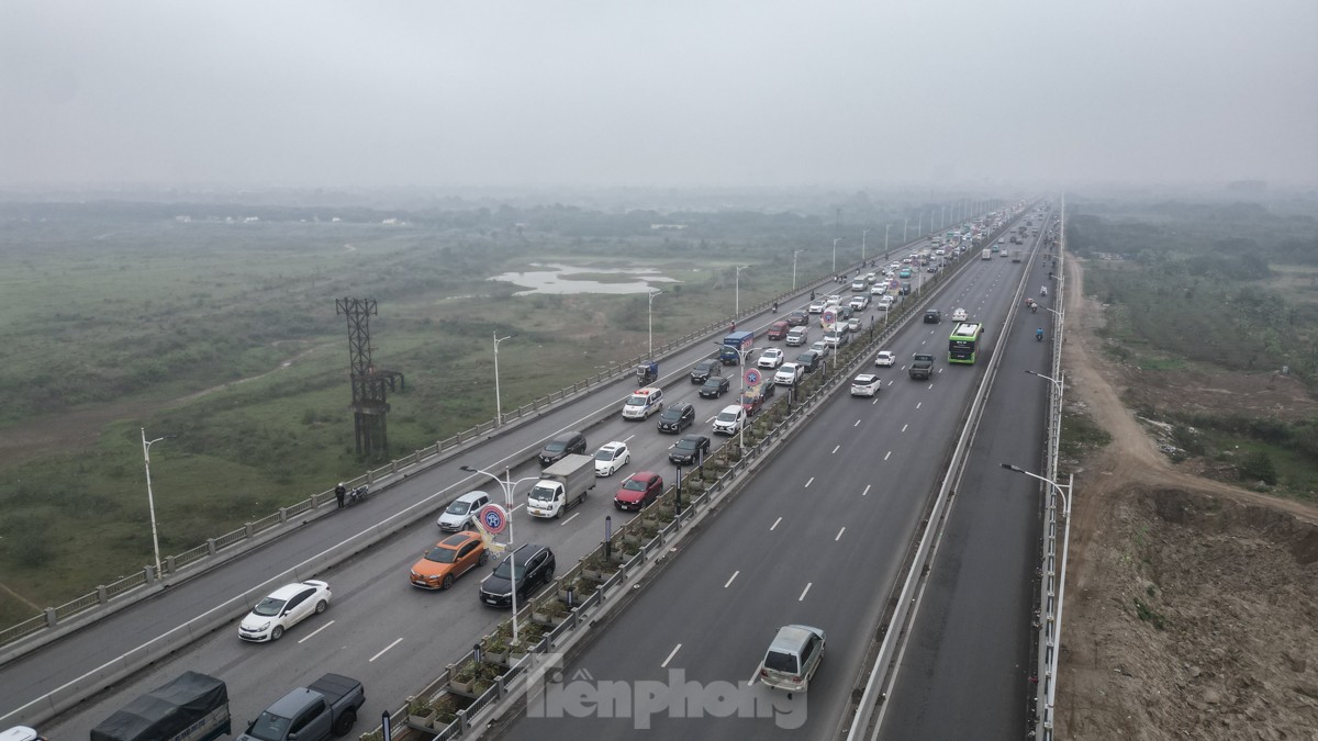 ヴィントゥイ橋は2台の車が衝突した事故により朝から正午まで渋滞した。写真7