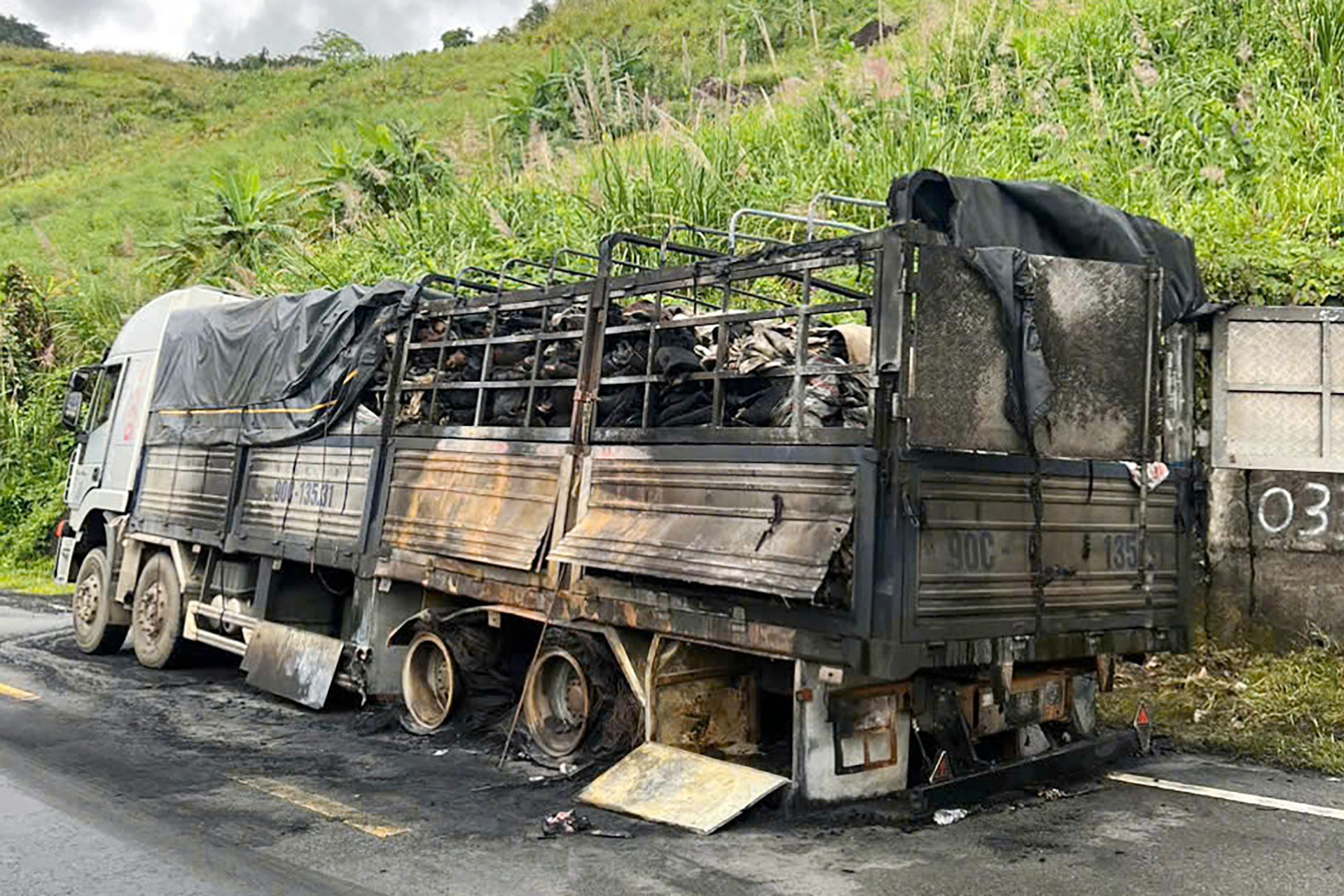 รถบรรทุกถูกไฟไหม้ทั้งคันขณะลงทางคานห์เล คนขับเปิดประตูหนี