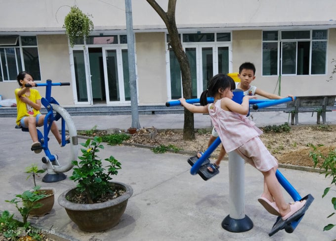 Los hijos de los trabajadores juegan en el gimnasio para adultos en el Parque Industrial Hoa Cam (Da Nang). Foto: Nguyen Dong