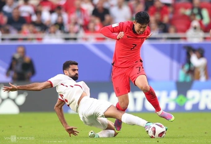 Son Heung-min dribbelt den Ball, während er im Gruppenspiel am 20. Januar von einem jordanischen Verteidiger angegangen wird. Foto von : Lam Thoa