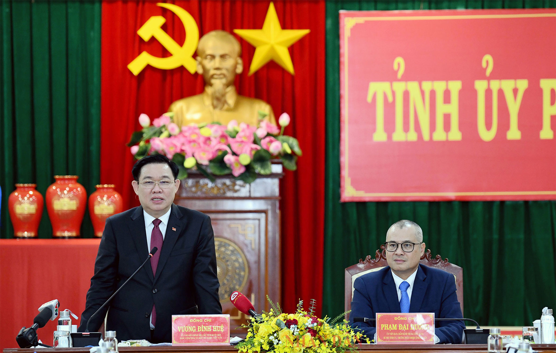 Le président de l'Assemblée nationale, Vuong Dinh Hue, travaille avec le Comité permanent du Comité provincial du Parti de Phu Yen -0