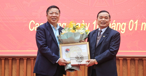 Le ministre Tran Hong Minh a reçu le badge « Pour la cause de la construction et du développement de la province de Cao Bang »