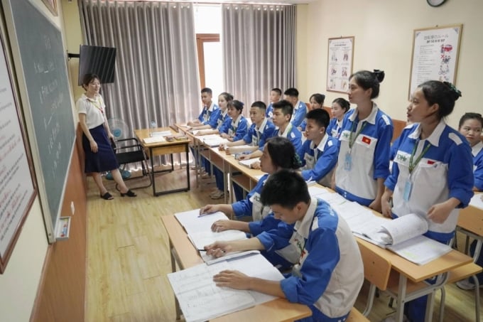 Vietnamese workers learn Japanese in Hanoi. Photo: Kyodo
