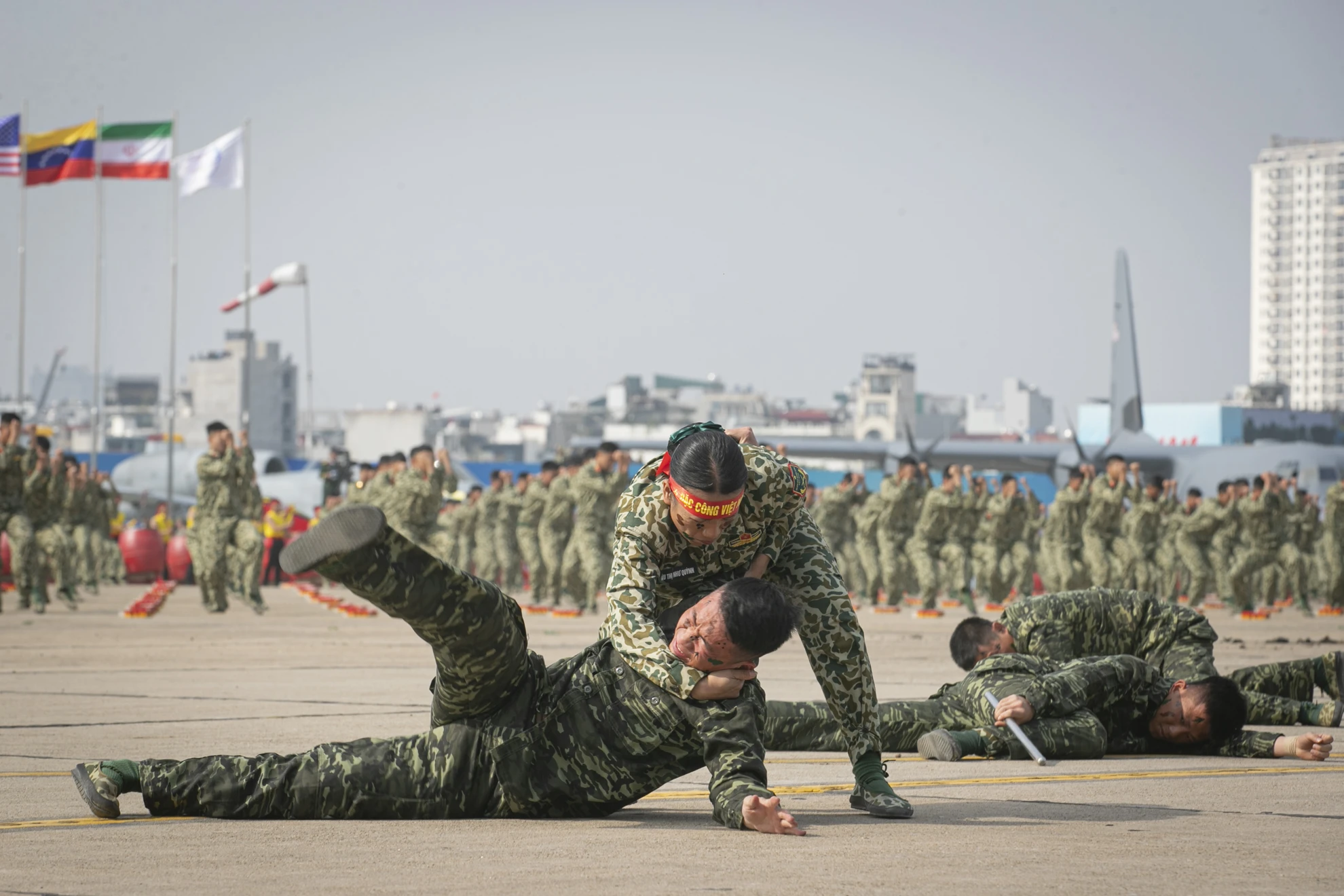 [Ảnh] Mãn nhãn màn biểu diễn tinh nhuệ của các chiến sĩ Quân đội nhân dân Việt Nam ảnh 6