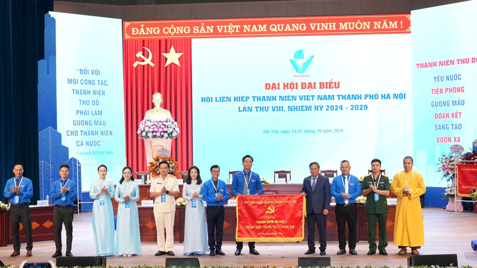 Phó Bí thư Thành ủy Hà Nội Nguyễn Văn Phong trao Bức trướng của Ban Chấp hành Đảng bộ TP Hà Nội tặng Đại hội, với nội dung “Đoàn kết - Sáng tạo - Vươn xa" - Ảnh: Bảo Lâm