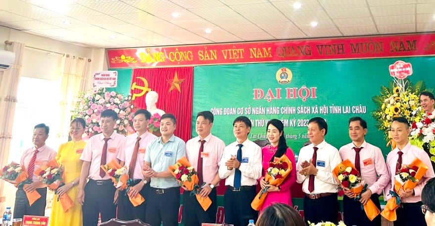 Các đại biểu tặng hoa chúc mừng Ban Chấp hành Công đoàn cơ sở Ngân hàng CSXH Chi nhánh tỉnh khóa VI, nhiệm kỳ 2023 - 2028.