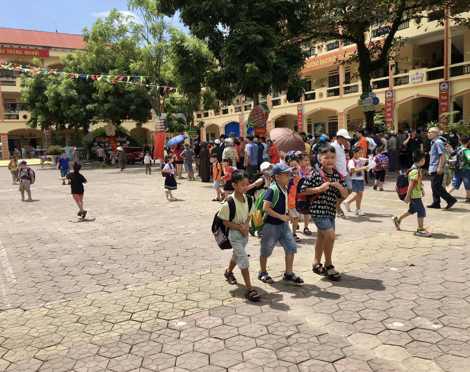 Arbeitsvorschriften Gymnasien installieren Kameras und ermutigen Eltern, die Schulmahlzeiten ihrer Schüler zu überwachen. Foto 1