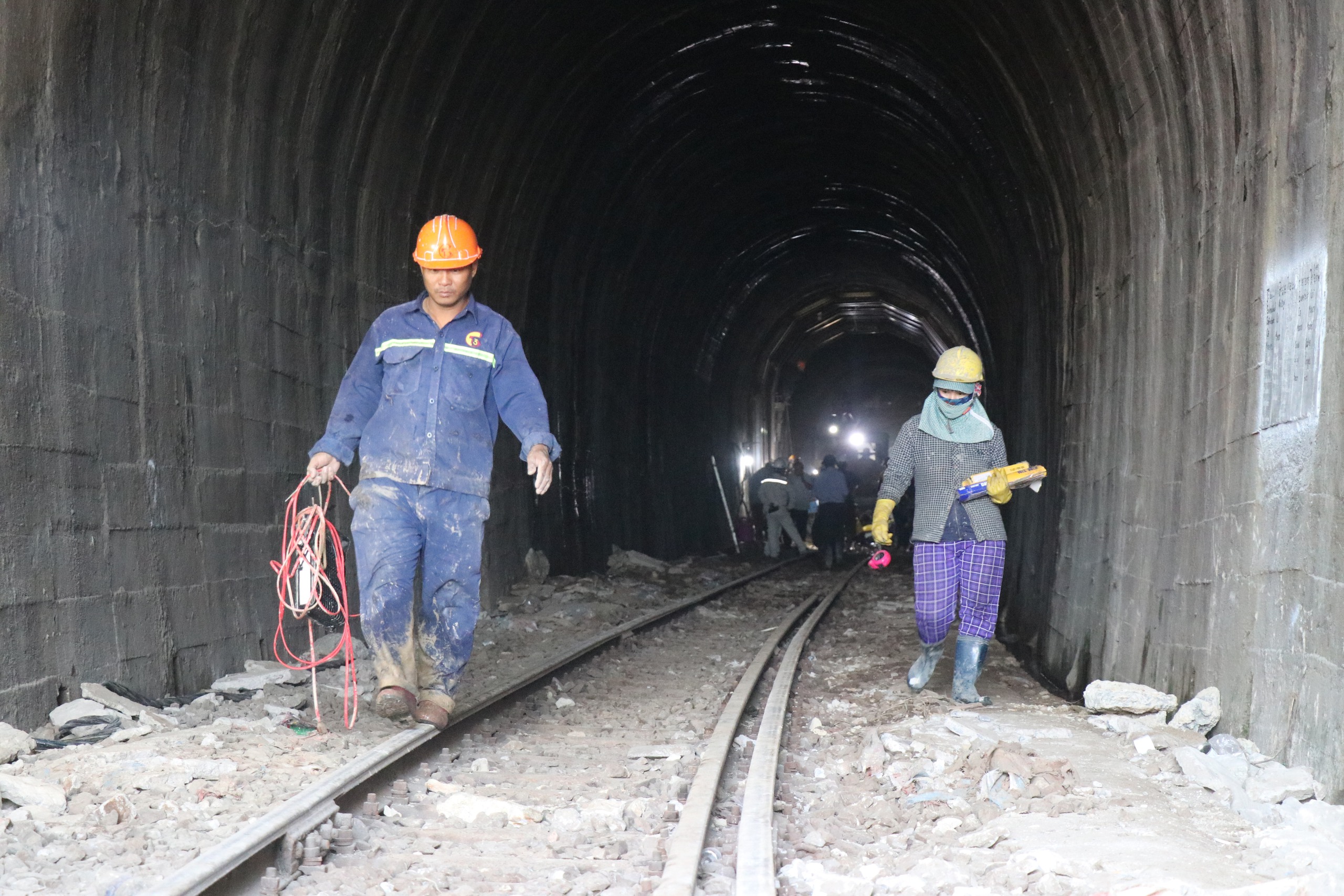 Chuyến tàu đầu tiên qua hầm đường sắt đèo Cả sau sự cố sạt lở- Ảnh 3.