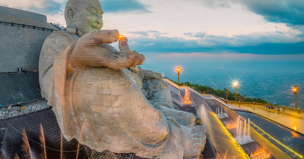 Die Maitreya-Statue auf dem Berg Ba Den trägt die Seele der „vier großen Geister von An Nam“