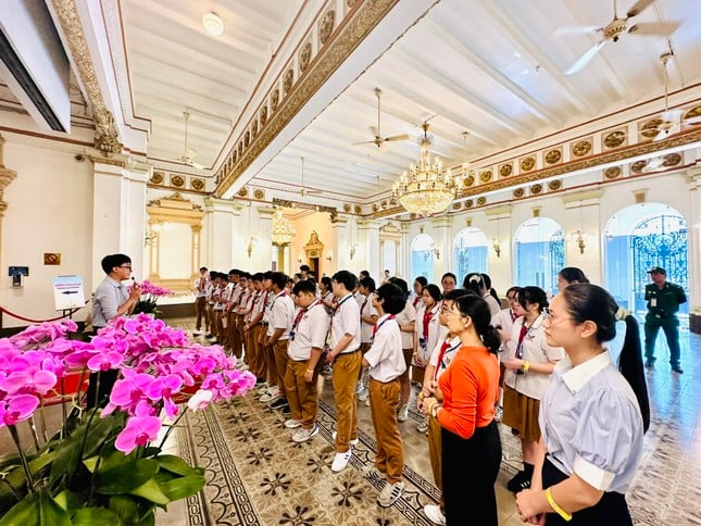 Organisieren Sie weiterhin kostenlose Führungen durch das Hauptgebäude des Volkskomitees von Ho-Chi-Minh-Stadt. Foto 3