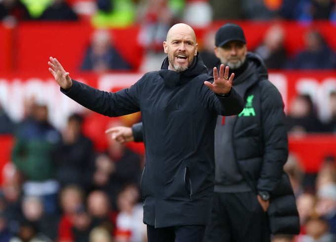 HLV Erik ten Hag chỉ đạo trong trận Man Utd hòa Liverpool 2-2 ở vòng 32 Ngoại hạng Anh trên sân Old Trafford ngày 7/4. Ảnh: Reuters