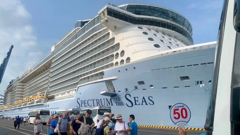 Un supercrucero con más de 4.000 pasajeros internacionales atraca en el puerto de Ba Ria-Vung Tau