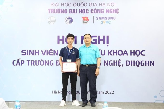 Duc received the school-level scientific research student award, 2022. Photo: Character provided