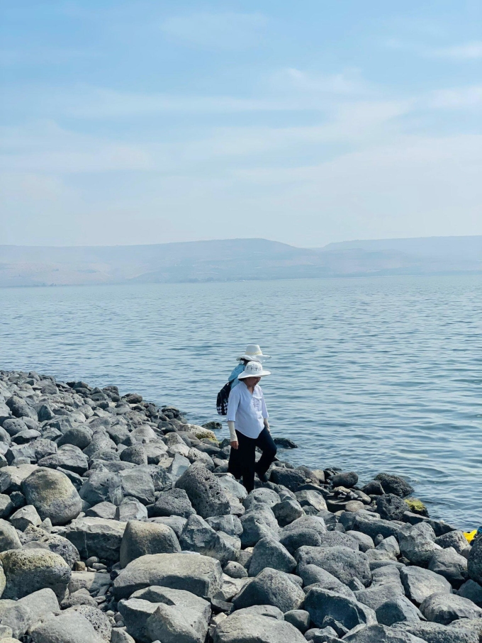 Vietnamese tourists stroll along the shore of Lake Galilee. Photo: Ngoc Huy