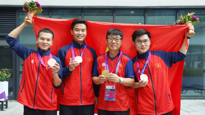 El experto Park Chung-gun (con gafas) y el atleta Pham Quang Huy ganaron la 19ª medalla de oro de ASIAD.