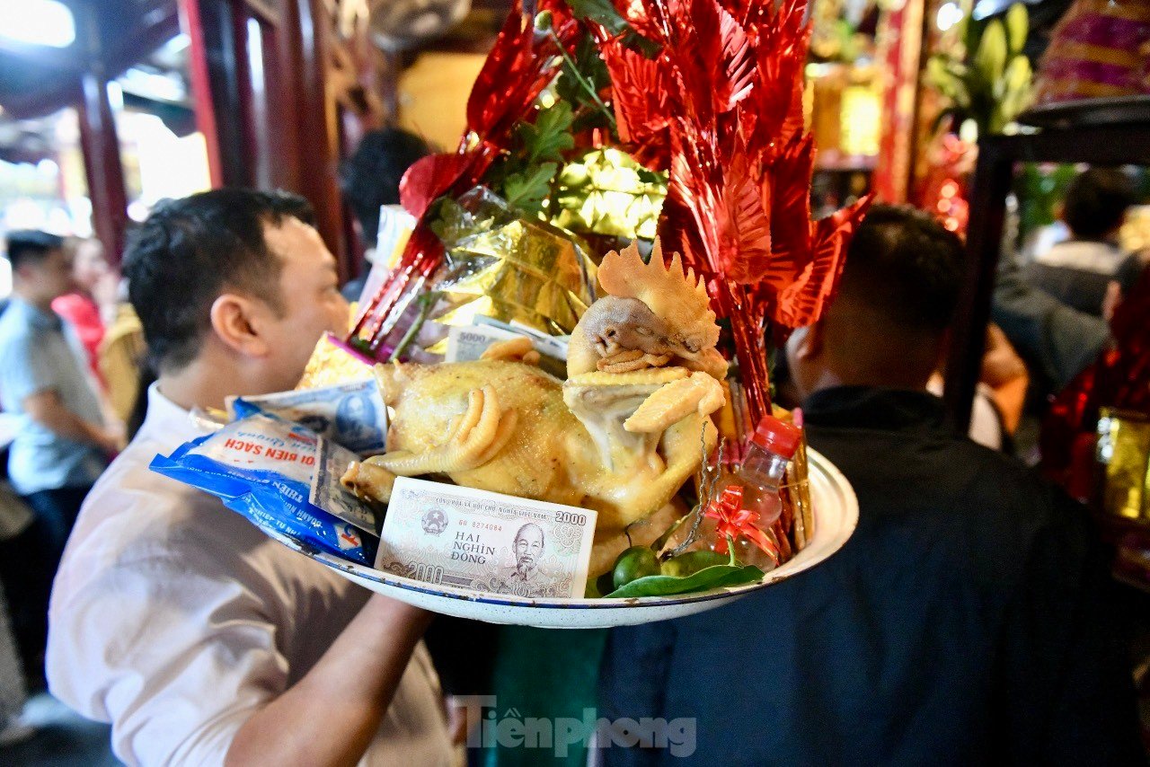 バチュアコー寺院は、福の神の日に「お金を借りる」客で混雑する 写真7