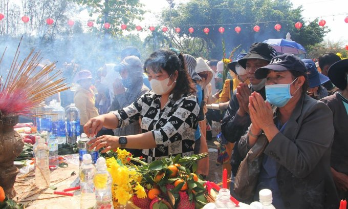 Visitors to Giac Hoa Pagoda, Bac Lieu on the first day of the year. Photo: Van Dong