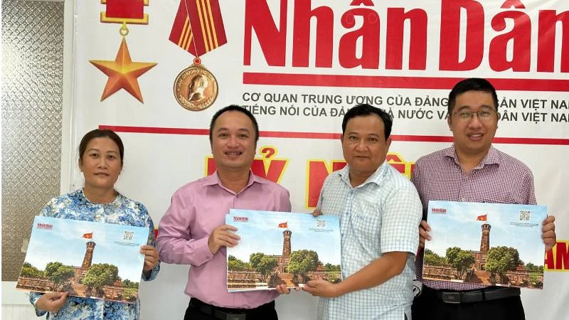 Bến Tre phát miễn phí tờ phụ san Báo Nhân Dân về Cột cờ Hà Nội