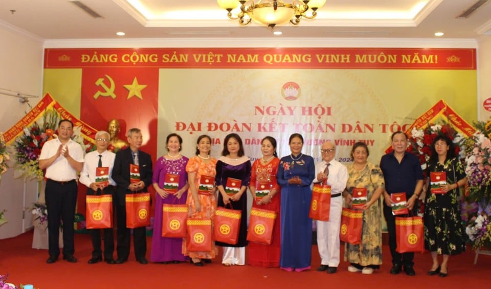 Lãnh đạo Ủy ban MTTQ Việt Nam TP Hà Nội và Văn  phòng Đoàn ĐB Quốc hội & HĐND TP Hà Nội trao tặng quà cho 10 hộ gia đình văn hóa tiêu biểu của ĐBDC số 17 