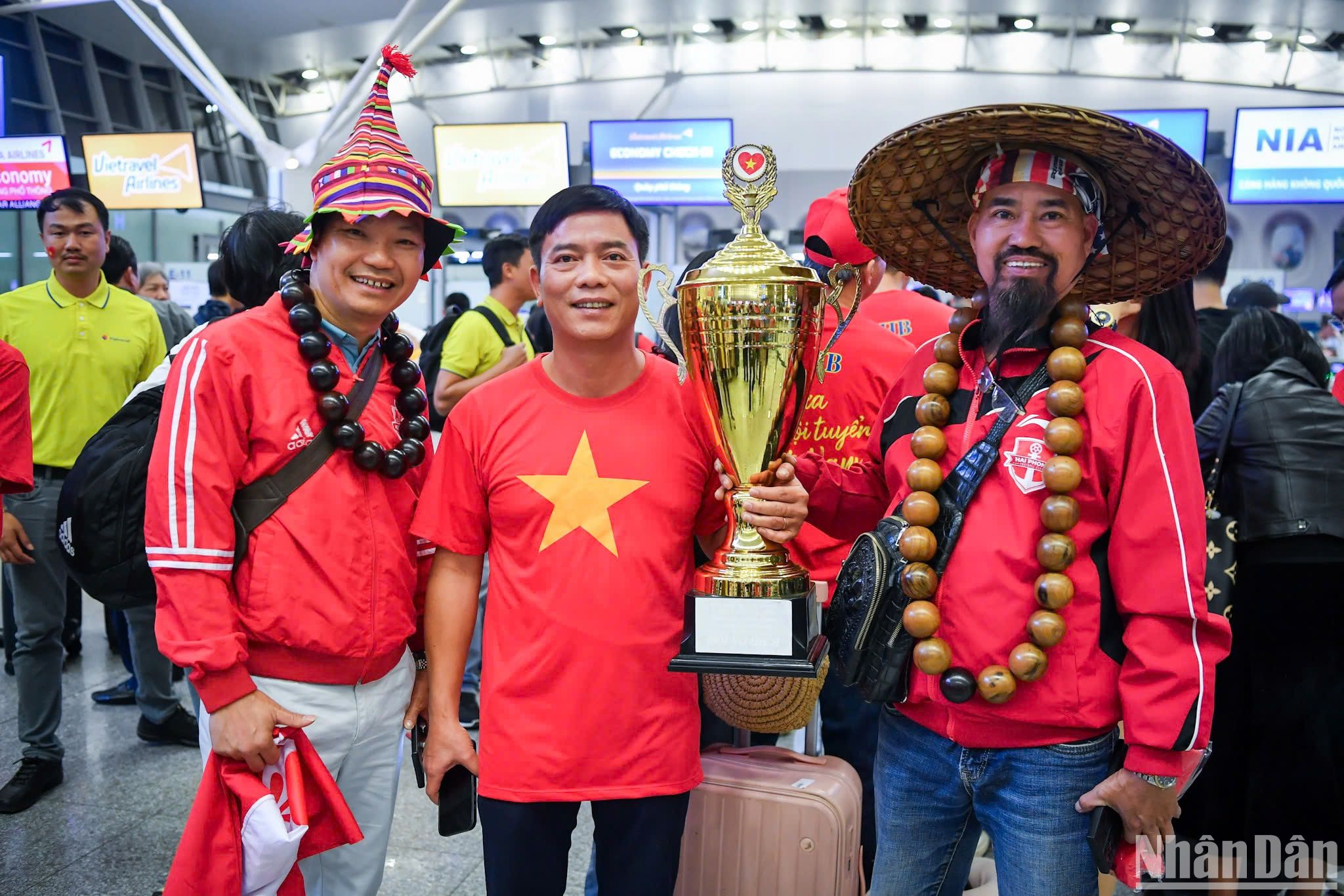 Vietnamese fans set out to "fuel" the national team