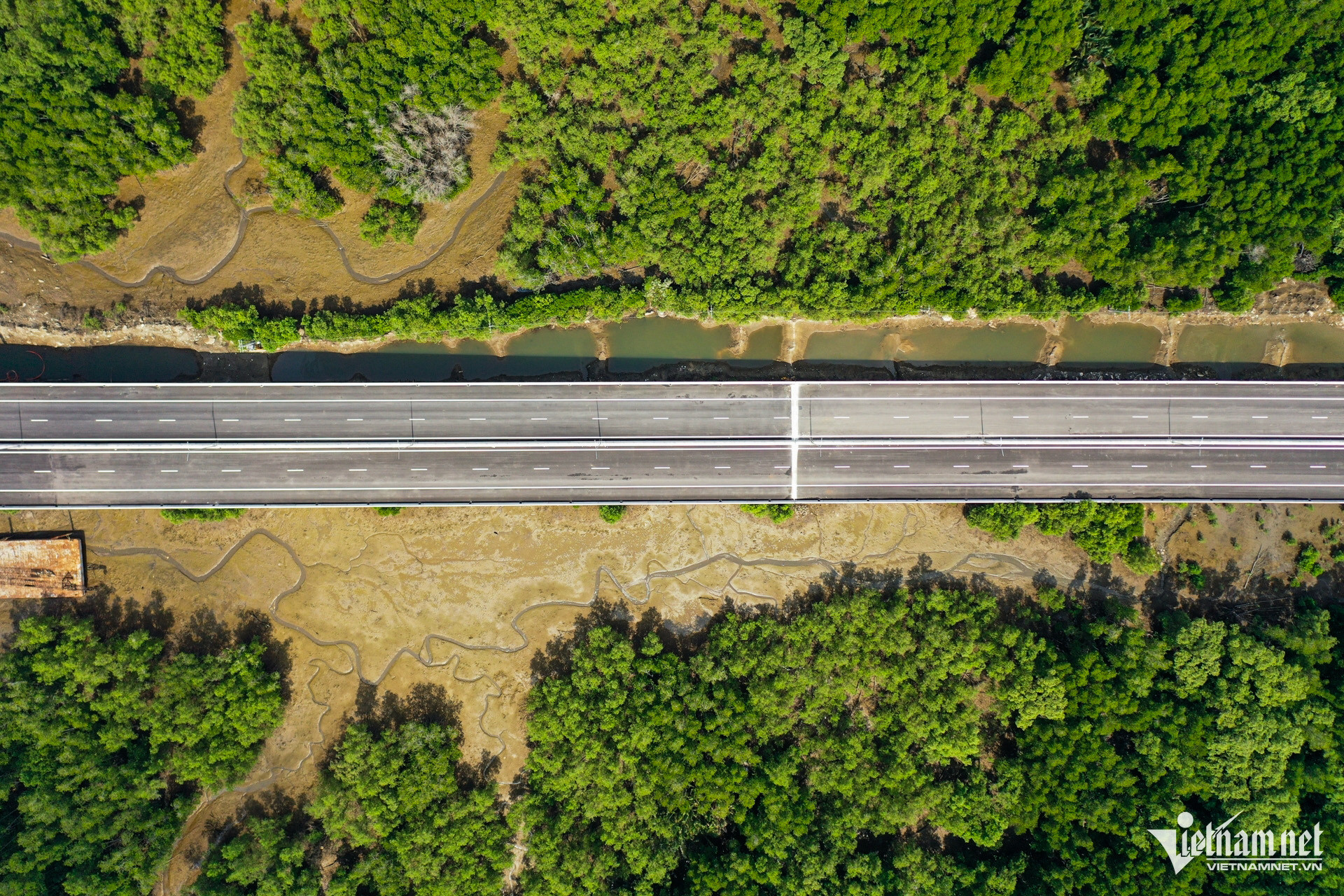 7 km durch den Mangrovenwald der Autobahn durch Dong Nai, bevor sie für den Verkehr freigegeben wird