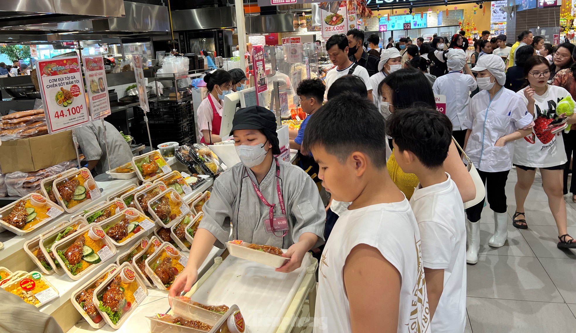 Food stalls at shopping malls are packed on the third day of Tet photo 1