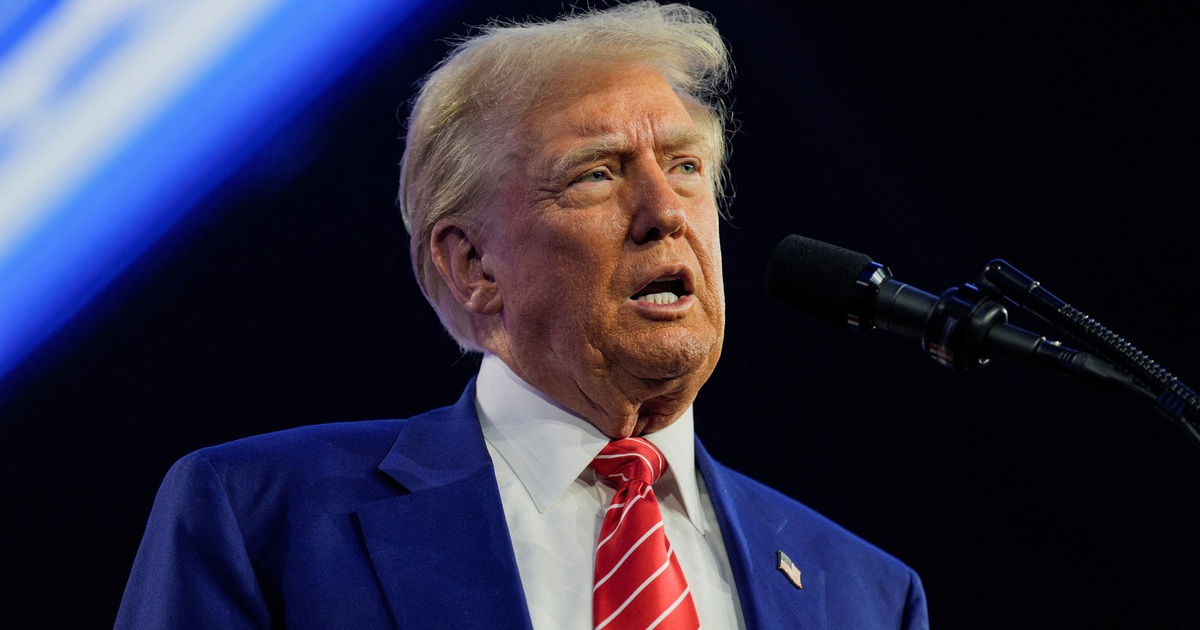 El señor Trump está molesto porque la bandera estadounidense ondea a media asta en la ceremonia de inauguración.