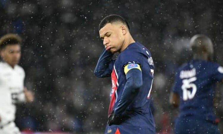 Khán giả PSG la ó khi Mbappe bị thay ra