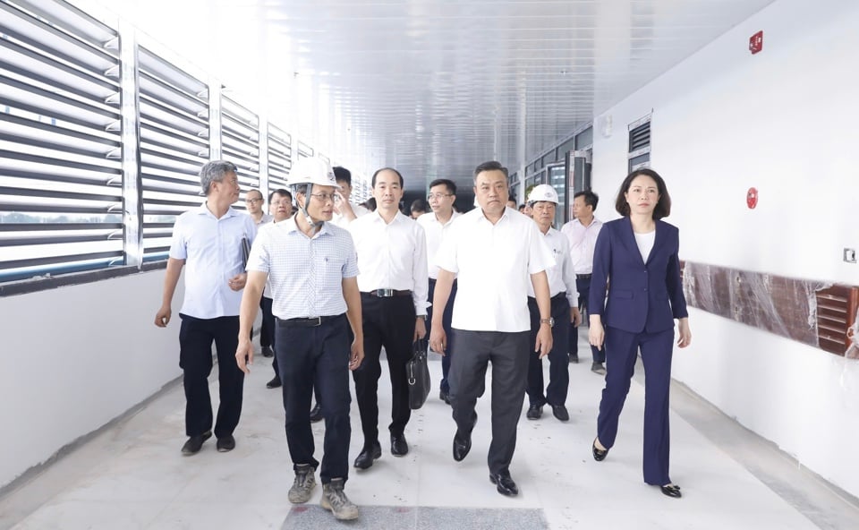 El presidente del Comité Popular de Hanoi, Tran Sy Thanh, y el vicepresidente del Comité Popular de Hanoi, Vu Thu Ha, inspeccionaron el Proyecto del Hospital Infantil de Hanoi, el 6 de agosto de 2024.