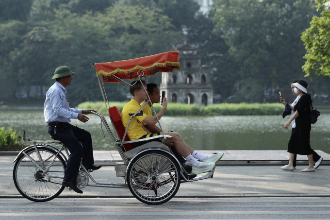 นักเตะดอร์ทมุนด์สนุกสนานกับถนนฮานอยด้วยรถสามล้อ ภาพ : ลำโต