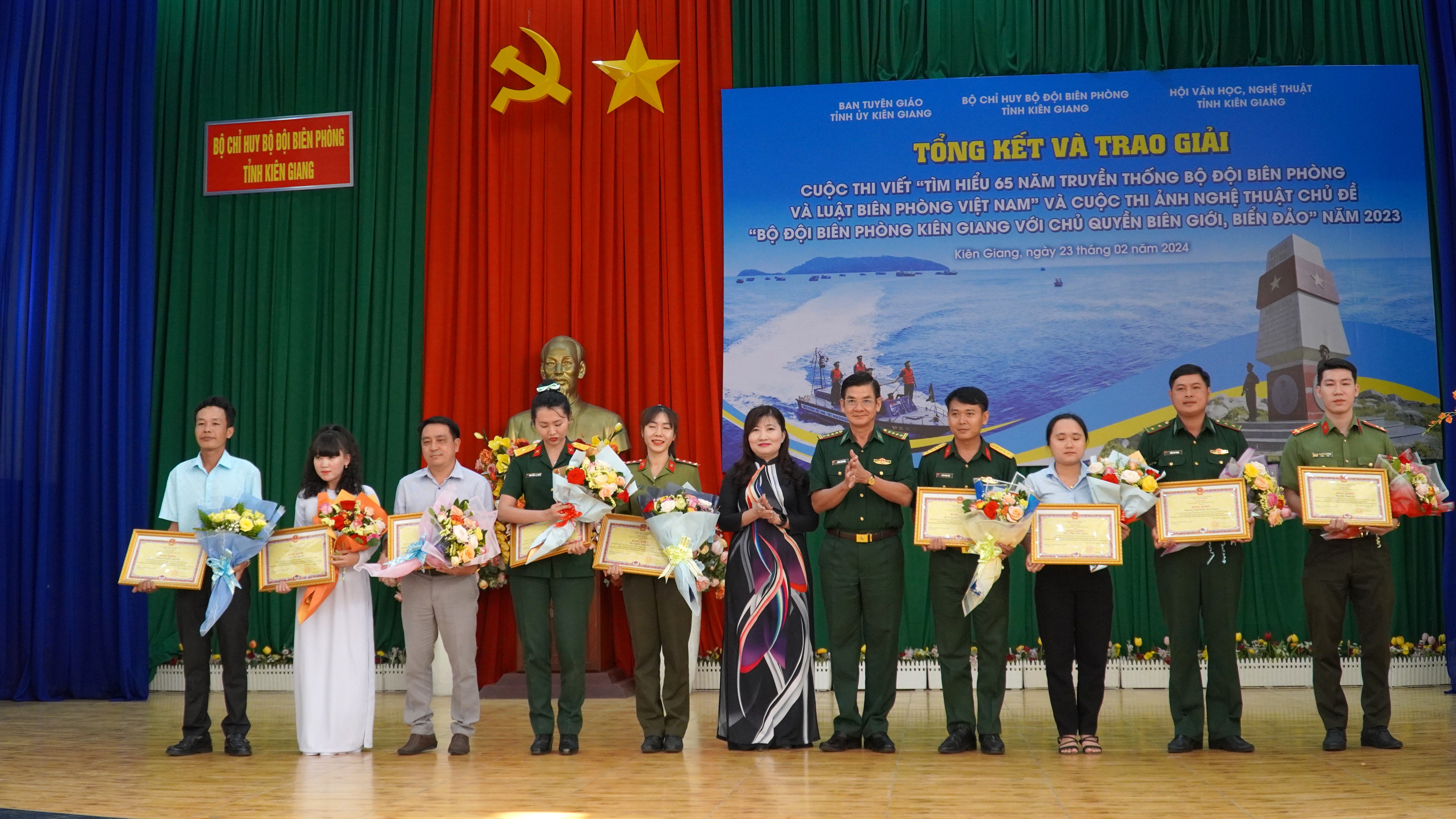 Présentation - Cérémonie de remise des prix de 2 concours sur la garde-frontière de Kien Giang