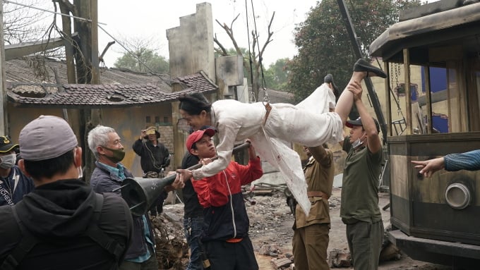 Thuy Linh behind the scenes of the three-pronged bomb throwing scene.