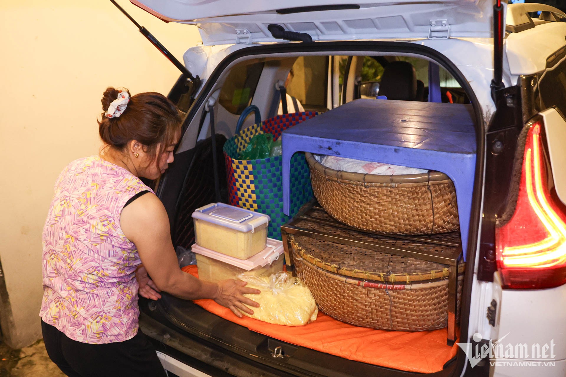 Behind the story of Phu Thuong residents driving cars to sell sticky rice on the sidewalk photo 5