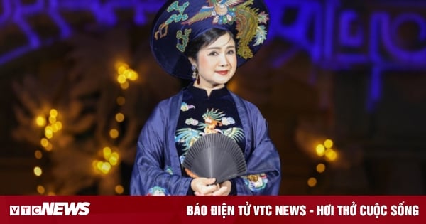 La artista popular Thu Ha luce un ao dai bordado con un fénix y realiza un desfile de moda con jóvenes artistas