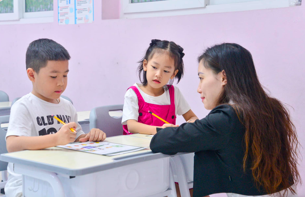 Absolvieren Sie mehrere Tests und Vorstellungsgespräche, um in die erste Klasse einer angesagten Privatschule in Hanoi zu kommen