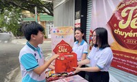 Volunteers of the “Tet Passing Hands” campaign in Ho Chi Minh City receive resources to support the program. Photo: NVCC