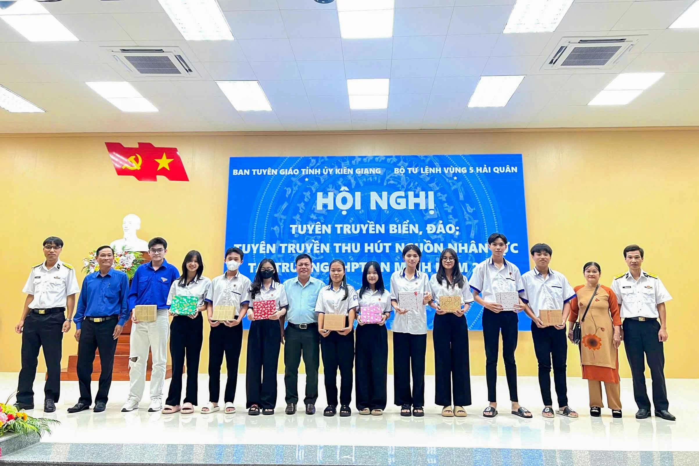 Ban tổ chức tặng quà cho các em học sinh có thành tích tốt trong học tập